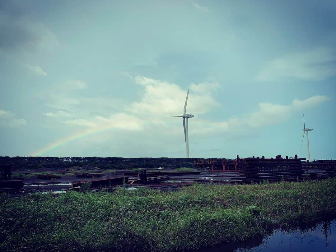 一三さんのインスタグラム写真 - (一三Instagram)「土砂降りのち虹。  #土砂降り #雨 #レイン #rain #虹 #レインボー #rainbow #風車 #天気 #whether」7月26日 19時09分 - ichizou.co.jp