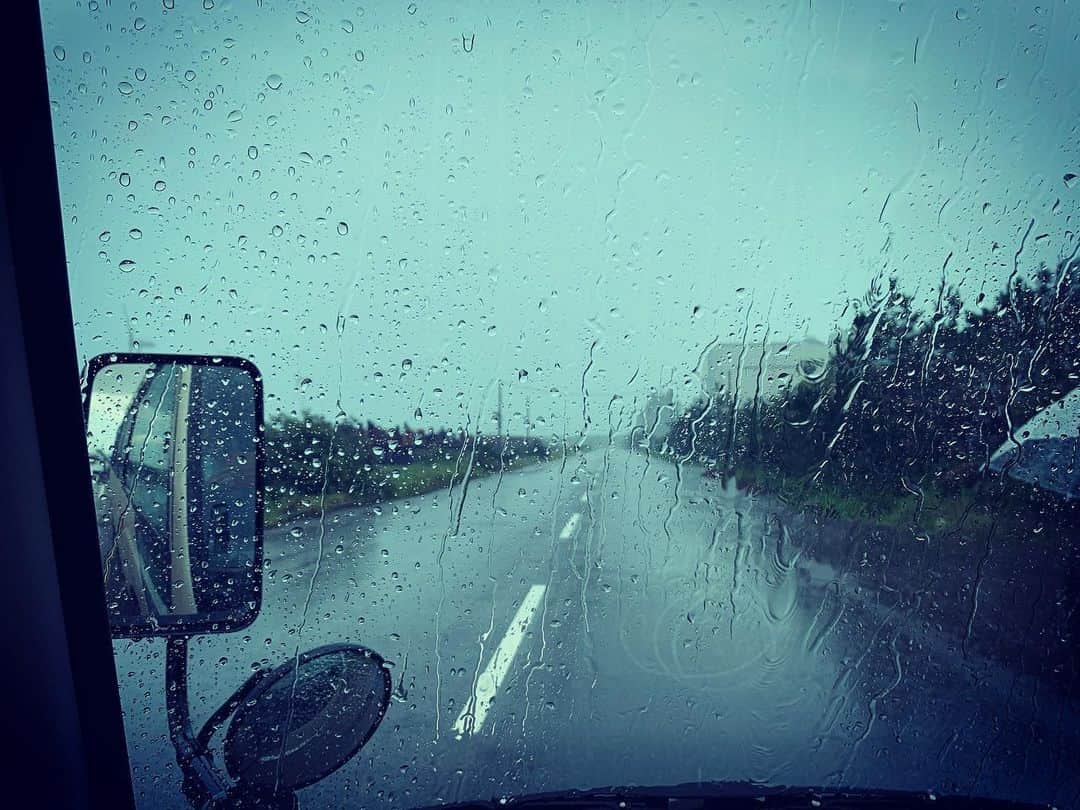 一三さんのインスタグラム写真 - (一三Instagram)「土砂降りのち虹。  #土砂降り #雨 #レイン #rain #虹 #レインボー #rainbow #風車 #天気 #whether」7月26日 19時09分 - ichizou.co.jp