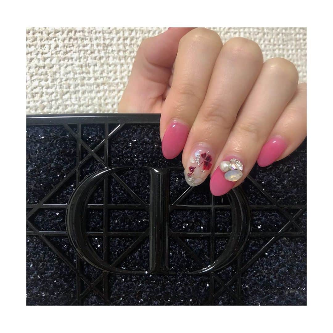 愛聖りさのインスタグラム：「.﻿ 最近またアートにハマってる💅✨﻿ 次はどんなのにしようかな〜🤔💓﻿ . #ネイル #nails #네일 #💅 #💖」