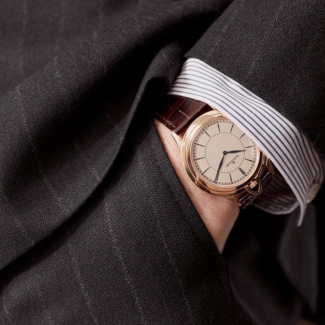 ジャガールクルトさんのインスタグラム写真 - (ジャガールクルトInstagram)「A refined timepiece. Blending tradition and modernity. Shop now on MR PORTER @mrporterwatches #TheKingsMan _ Presented in a classically elegant 40mm size, underlining La Grande Maison’s century-old mastery in ultra thin movements: not only functional but supremely elegant.  _ Master Ultra Thin Kingsman Knife Limited edition of 100 pieces _ #JaegerLeCoultre #积家 #HomeofFineWatchmaking #JLCandCinema #MasterUltraThin #MRPORTER #TheKingsMan #LimitedEdition #Heritage #Style #PocketWatch #SavoirFaire #Design #ValleeDeJoux #Craftsmanship #Watchmaking #SwissWatch」7月26日 19時15分 - jaegerlecoultre