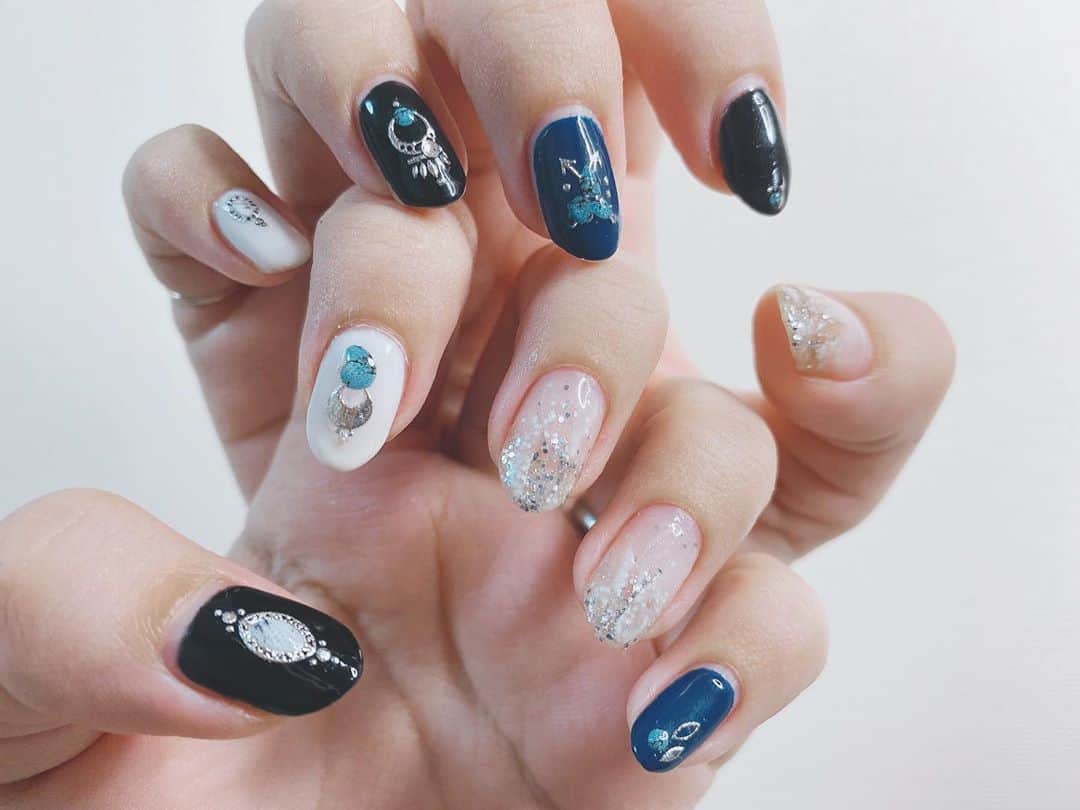 のインスタグラム：「new nail♡  久しぶりのセルフジェルネイル ターコイズの入った可愛いシールを見つけたので使ってみた⸜( ॑꒳ ॑ )⸝ テーマは少し大人っぽい夏ネイル！  #ATY #夕香里 #セルフネイル」
