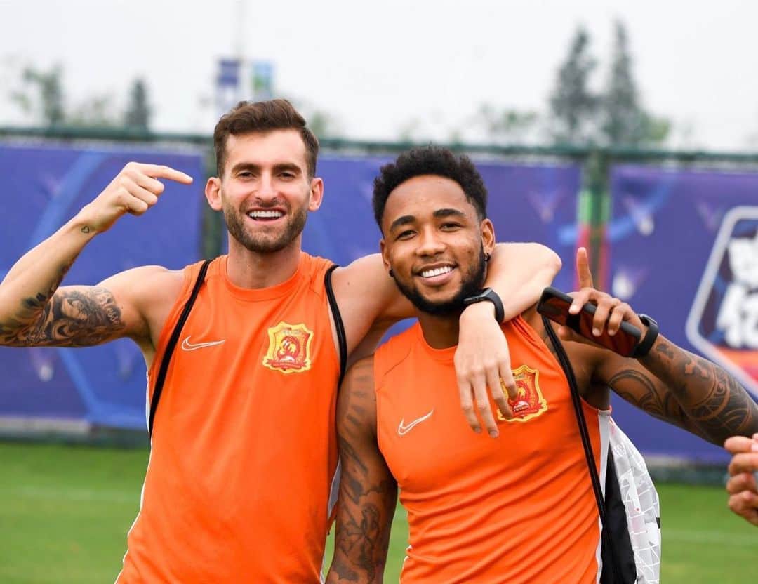 ラファエル・ダ・シルバのインスタグラム：「Vamos chaval!! @leobaptistao」