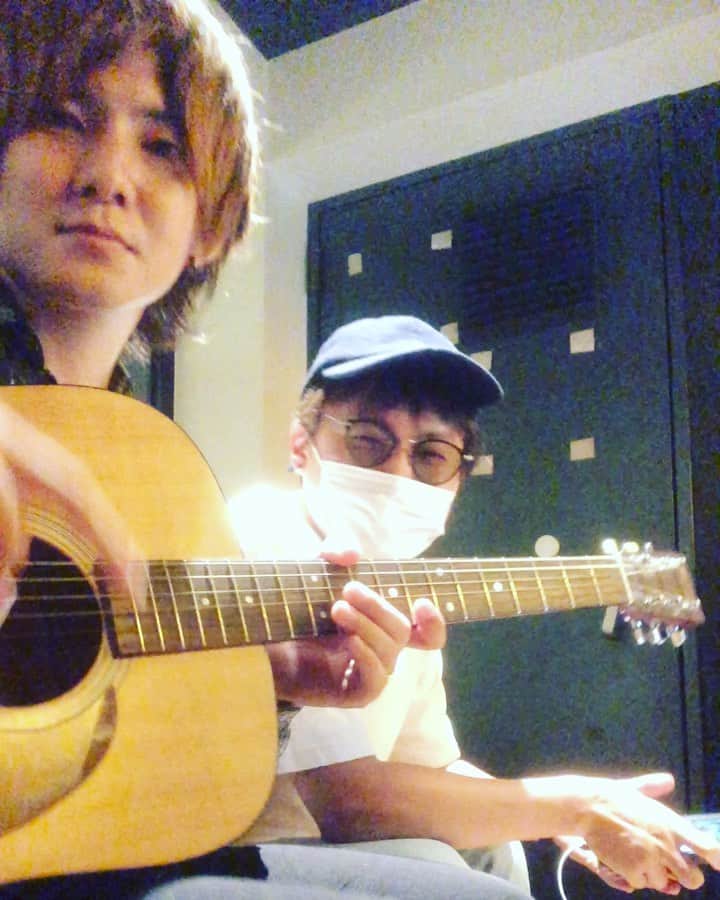 加部輝（ウルトラ寿司ふぁいやー）のインスタグラム：「加部が狂おしい程に大好きなサマーソング  🏖「sexy sexy」竹内電気👙  アコギソロアレンジして弾きました。 feat. じーまー  この曲が似合う季節になってきたね  おっと、、、後半は違う曲が、、、  #竹内電気 #sexysexy #onigawara #ウルトラ寿司ふぁいやー #極寿司炎 #全てはエンターテインメント」