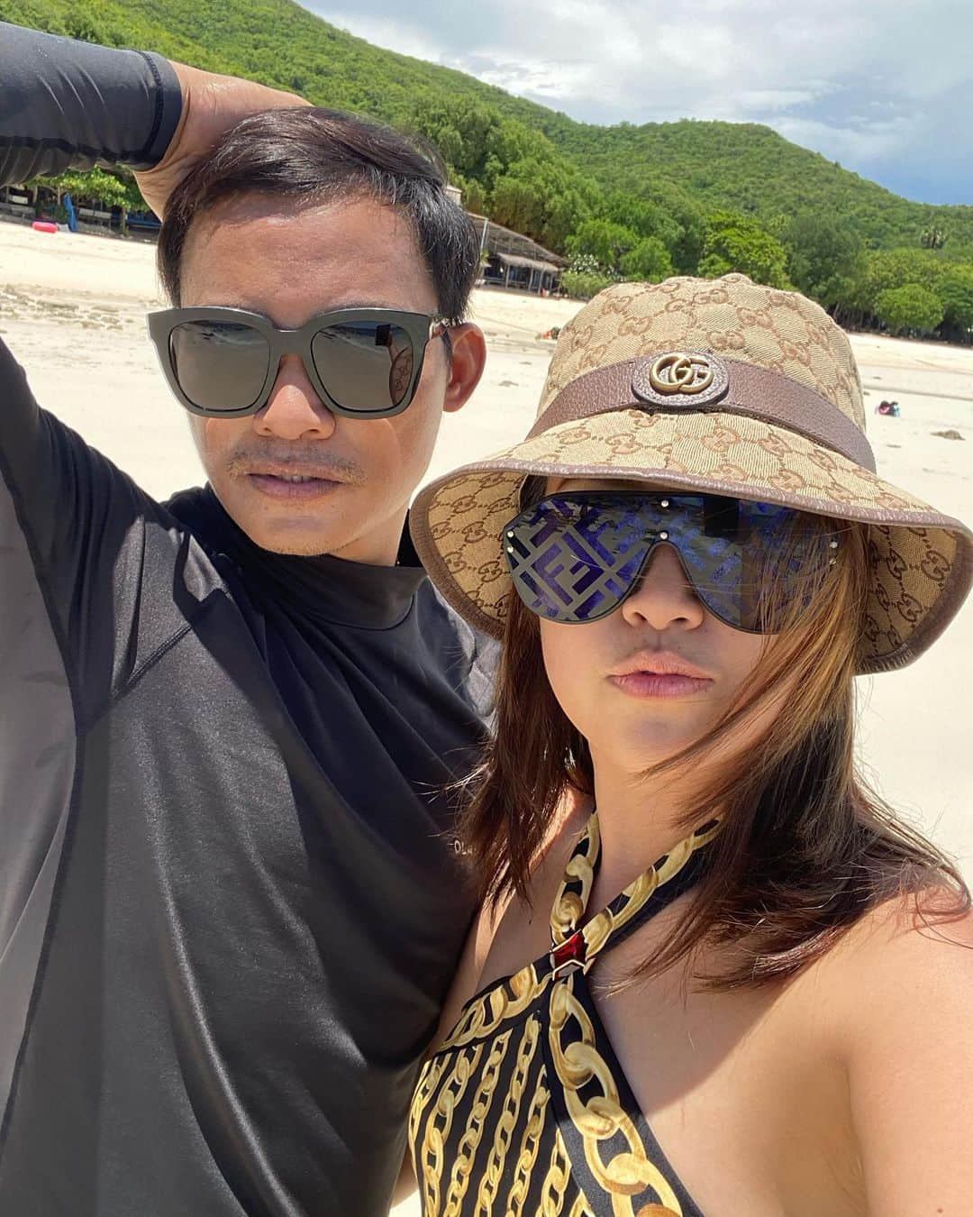 トニー・ジャーのインスタグラム：「Holidays 🇹🇭😂😄」