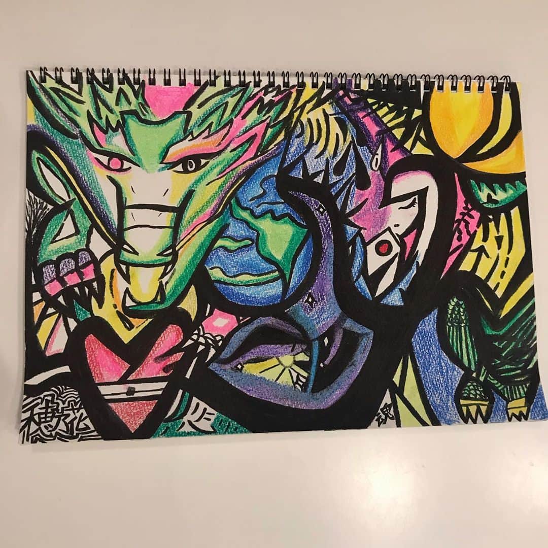 森山穂乃香のインスタグラム：「I drew spiritual image in my head👸🏻🎨🖌🌏🧠🎆✨✨✨✨✨✨✨ 自分の感じる世界をもう書くしかない✨✨✨✨ 書いていくたびに。そう。そう。これだよ。自分と対話しながらすごくたのしい。経験するたびに深まる絵🖼 自分が持つ不思議な力を形にするのがアートである。  #art #drew #drewing #dragon #japan #honokamoriyama #spiritual #ドラゴン #絵 #絵画」