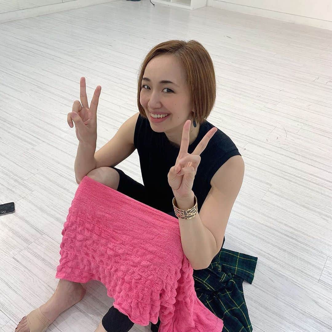 貴千碧のインスタグラム：「先日24日 ヒューストンバレエ加治屋百合子さん主催のプロジェクト 「Hearts for Artists」 貴千碧ダンスレッスン、無事に終えました☺️🙏 本当に沢山の方にご参加頂き、そして海をこえてアメリカヒューストンからゆりちゃん(加治屋さん)と、香港からゆりちゃんと同じヒューストンバレエのプリンシパルMr.Chun Wai Chan も私のレッスンを受けて下さり夢のような時間でした。 エクササイズはいつもしているものは全部出来ませんでしたが、ご参加、ご視聴頂きました皆様に楽しかったと言って頂けてとっても嬉しかったです☺️皆様、幸せな時間を本当にありがとうございました‼️☺️🙏 . . 今回このレッスンをするまでにゆりちゃんと沢山の打ち合わせ、そしてお電話もさせて頂き、真逆の時差で大変な中本当に寝ずに私やサポーターの皆さんへこまめに何度も何度もご連絡を下さり、このプロジェクトの思いやゆりちゃんの考えを直にお伺いしてとにかく頭が下がる思いでした。 そしてこのプロジェクトに参加されていらっしゃいますサポーターの方々のメッセージなどを拝見していかに加治屋百合子さんというバレリーナが人々に慕われ、そして異国の地で幼少期よりしっかり根をはやし実力をつけ、自分と闘い続けて今のお姿があること、そして能動的に先頭に立ち、利他の心で動かれるお姿に胸を打たれている人たちが山のようにいらっしゃることを知りました。 onlineレッスンを受けて下さいました方々も温かい方々ばかりでした。 私が出来ることは本当に本当に微力ですがゆりちゃんやこのプロジェクトを裏方として支えて下さっている皆様のお力になれることがあれば喜んで動きたい。 あらためてそう思いました。 ゆりちゃん、本当に格好良い！！ . . . #出会えたことに感謝 します このオンラインレッスンを成功させる為にお力をお貸しくださいました大切な皆様、感謝してもしきれません。#本当にありがとうございました  Thank you so much from the bottom of my heart.」