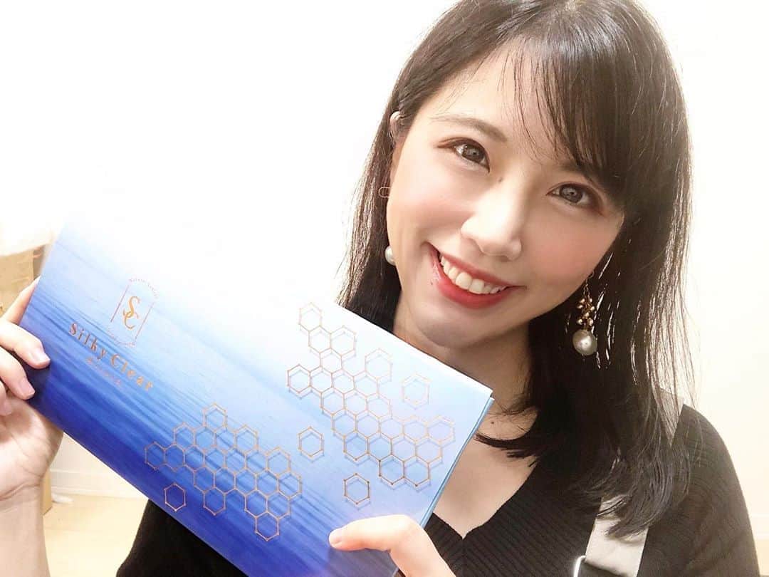 のインスタグラム：「4連級終わっちゃいましたね〜😭😭💦 明日からがんばろー👊✨✨  このフェイスマスク、本当にもちもち〜🥰🥰 ナタデココの香りもして 次の日の化粧ノリがよくなるので愛用😋💖  #シルキークリアミルラ#極ツヤ素肌#ヒト幹細胞#バイロセルロースマスク#PR #美白#美肌﻿  #化粧水 #ローション #美容液 #保湿 #アンチエイジング #アンチエイジング化粧品 #コスメ好きさんと繋がりたい#PR #美容#美容液 #美容好きな人と繋がりたい #インフルエンサー#follow#followme#cosmetics #skincare﻿#followforfollowback」