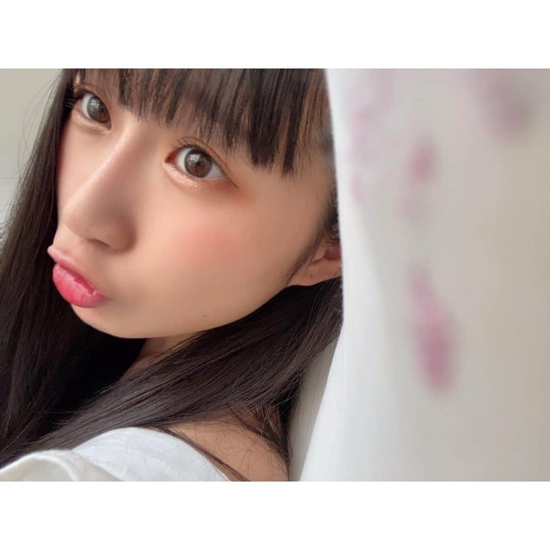 松本愛花さんのインスタグラム写真 - (松本愛花Instagram)「😗﻿ ちゅーっ。ってな😗﻿ 皆さん元気してますか🥕﻿ ﻿ #ぴさぴさの投稿でごめんなさい ‪ ᵕ ᵕ̩̩﻿ #ちゅ #ちゅー #😗 #何つけたらいいんやろ笑 #悩むなぁ #健康第一﻿ #体調管理 #改めて頑張る🥕 #白 #メイクアップ #ヘアアレンジ #ロングヘア #ストレートヘア #前髪カット #jkブランド  ﻿」7月26日 19時28分 - aika_matsumoto.official