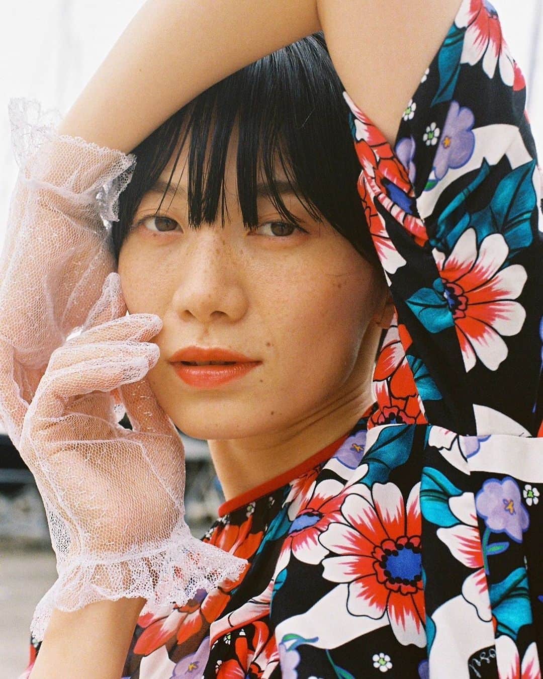 平山奈美のインスタグラム：「🧤   #ナチュラルメイク #メイクアップ #ショートヘア #黒髪ショート#ヘアアレンジ #前髪アレンジ #三十路 #ママ #レトロ #花柄 #手袋」