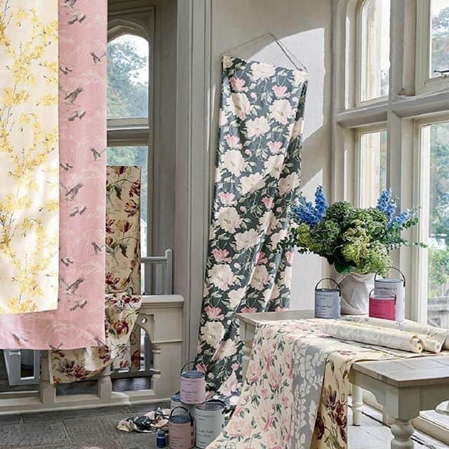 ローラアシュレイのインスタグラム：「To help you bring a fresh new look into your home this summer, why not add a new print to your interior. Head to your local store with all fabric now 70% off.」