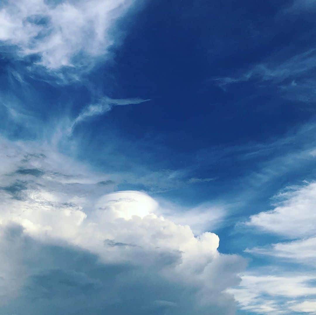 奥井雅美さんのインスタグラム写真 - (奥井雅美Instagram)「雨降ったりやんだり☔️ 束の間の空の青さや、描かれた雲はとても美しかったです☺︎ 今夜は久しぶりに出前🍣 お腹すいたー ぺごぱー」7月26日 19時39分 - masamiokui