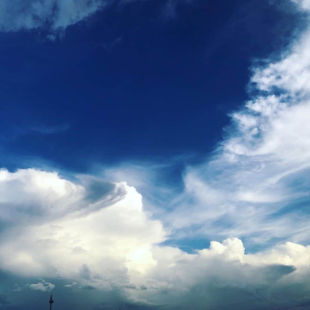 奥井雅美さんのインスタグラム写真 - (奥井雅美Instagram)「雨降ったりやんだり☔️ 束の間の空の青さや、描かれた雲はとても美しかったです☺︎ 今夜は久しぶりに出前🍣 お腹すいたー ぺごぱー」7月26日 19時39分 - masamiokui