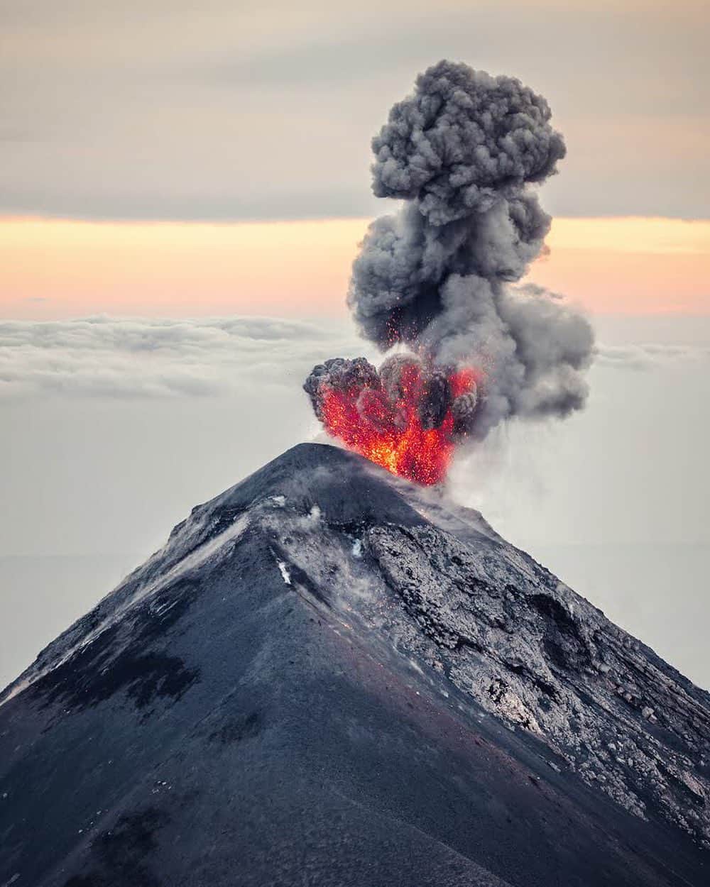 Canon Photographyさんのインスタグラム写真 - (Canon PhotographyInstagram)「We have brand new set of preset packs by @federico.sette coming on August 1st. Stay tuned!  Photography // @federico.sette  #canon_photos #guatemala #activevolcano #volcandefuego #eruption #lava」7月26日 19時33分 - cpcollectives