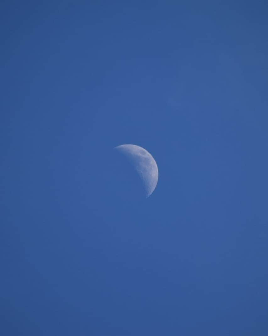 丸本凛さんのインスタグラム写真 - (丸本凛Instagram)「青空🌥️彩雲虹🌈月🌙 #photooftheday #一眼レフ #bluesky #clouds #rainbow #moon」7月26日 19時33分 - rinmarumoto