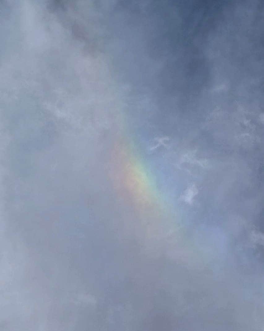 丸本凛のインスタグラム：「青空🌥️彩雲虹🌈月🌙 #photooftheday #一眼レフ #bluesky #clouds #rainbow #moon」