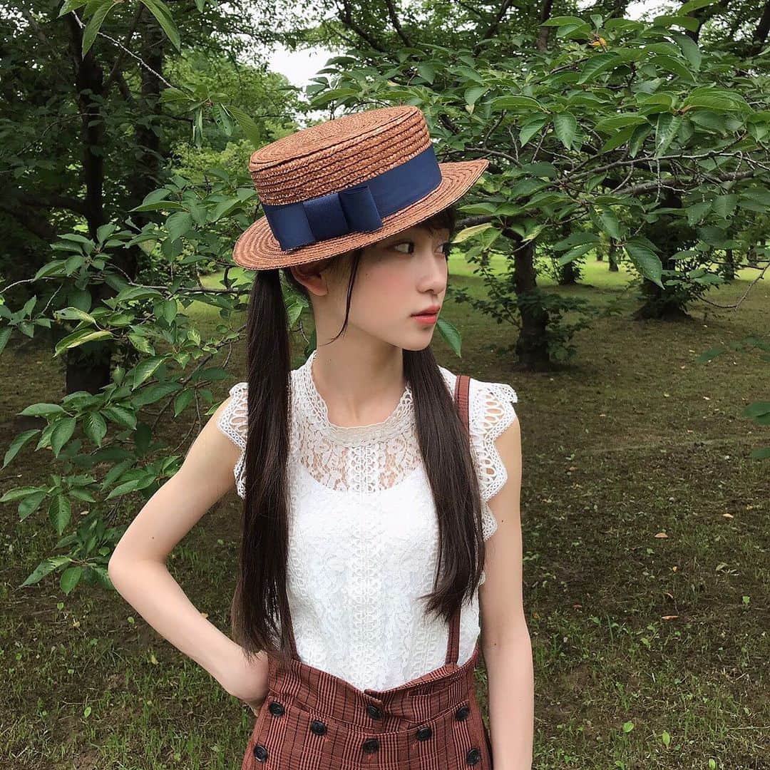 太田雫さんのインスタグラム写真 - (太田雫Instagram)「お気に入りのカンカン帽♡ ・ ・ このカンカン帽は、お母さんのおさがりで、すごく可愛いんです❣️ ・ ありそうでないデザインで大好きです😍 ・ ・ ボトムも可愛いので、全身コーデも近いうちに載せます✨ ・ #ニコラ#太田雫 #カンカン帽#おさがり#可愛い」7月26日 19時36分 - _shizukuota