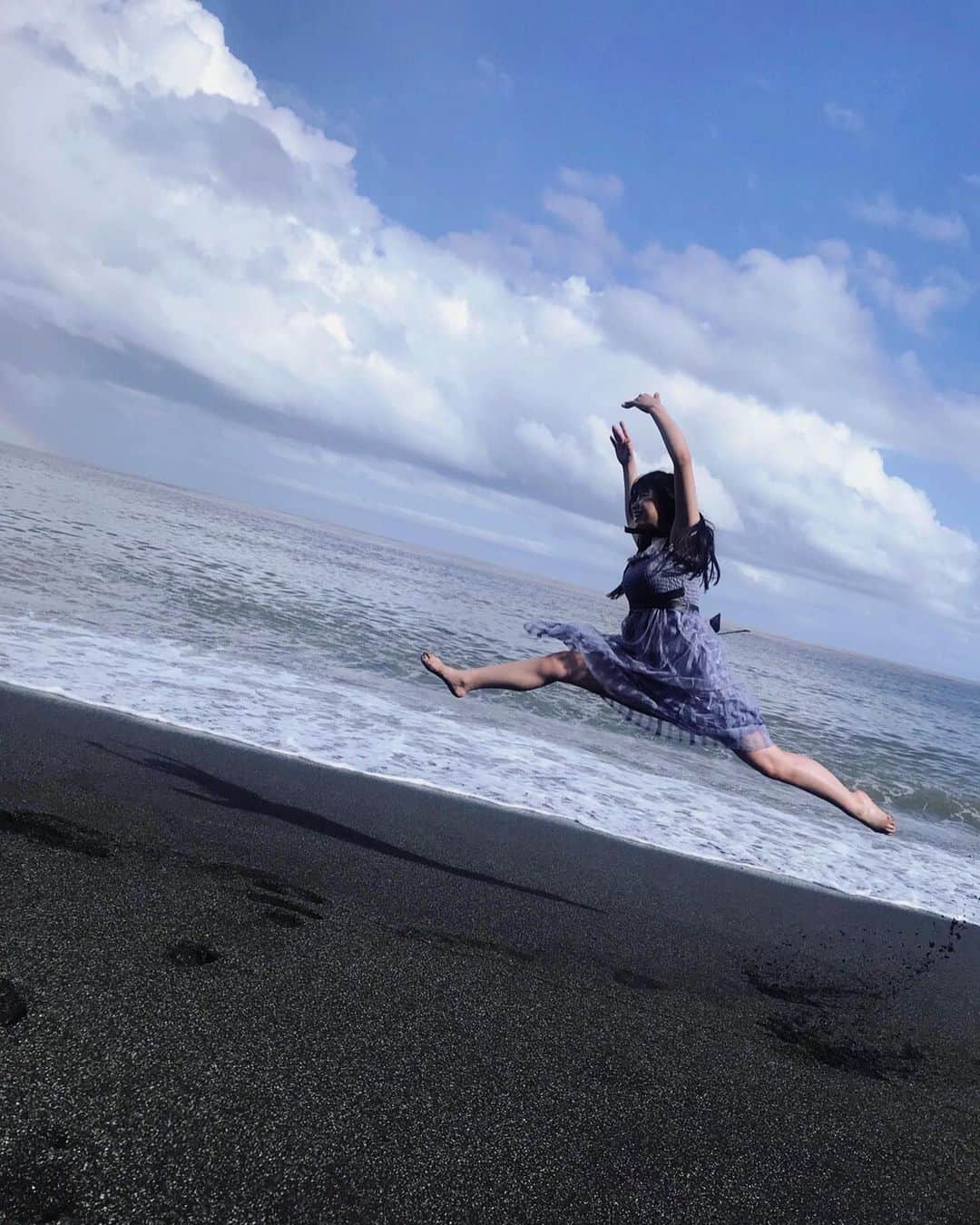 のインスタグラム：「海までドライブ〜🤍🌊 着いたら晴れて虹が出て感動🌈‪‪❤︎‬  #海 #虹 #rainbow #jk #sjk #Instagram」