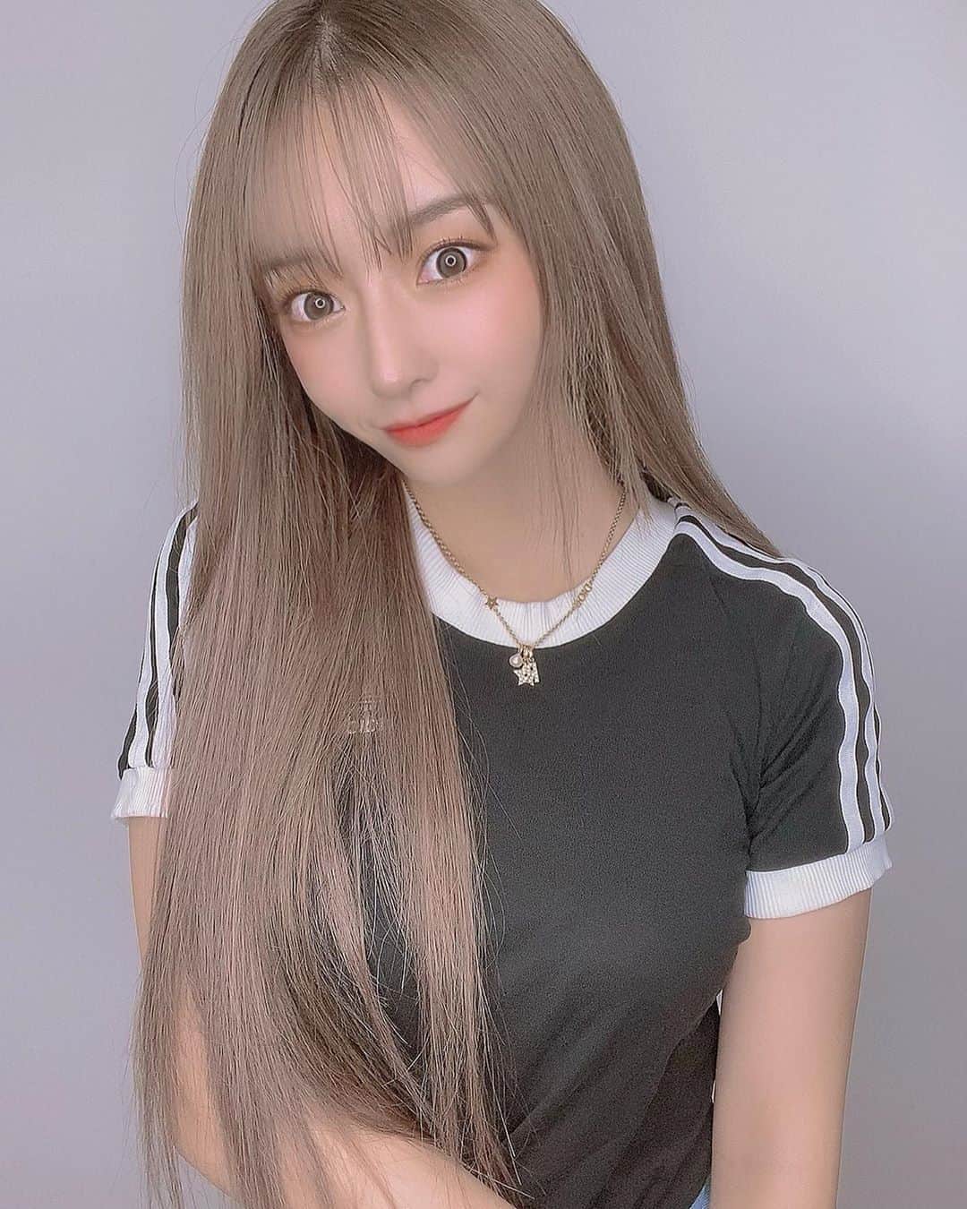 ERENAのインスタグラム：「. ROSAでエクステ つけてもらいました🥺💕💕 . . りょうさんが エクステおすすめされてたので 行けて幸せ☺️💕💕 . @rosa_michael11  @rosa_renta  @rosa_studio_0301  . #ロサエクステ#スタジオロサ#エクステ」