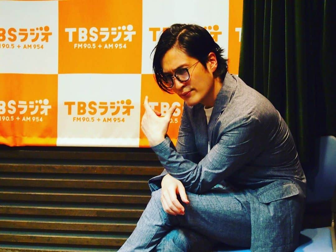 清塚信也さんのインスタグラム写真 - (清塚信也Instagram)「#TBSラジオ #エックスタイム ラジオではTwitterなどでメッセージを募集しております。 ぜひフォローを！ ※画像はネタでかっこつけています」7月26日 19時48分 - shinya_kiyozuka