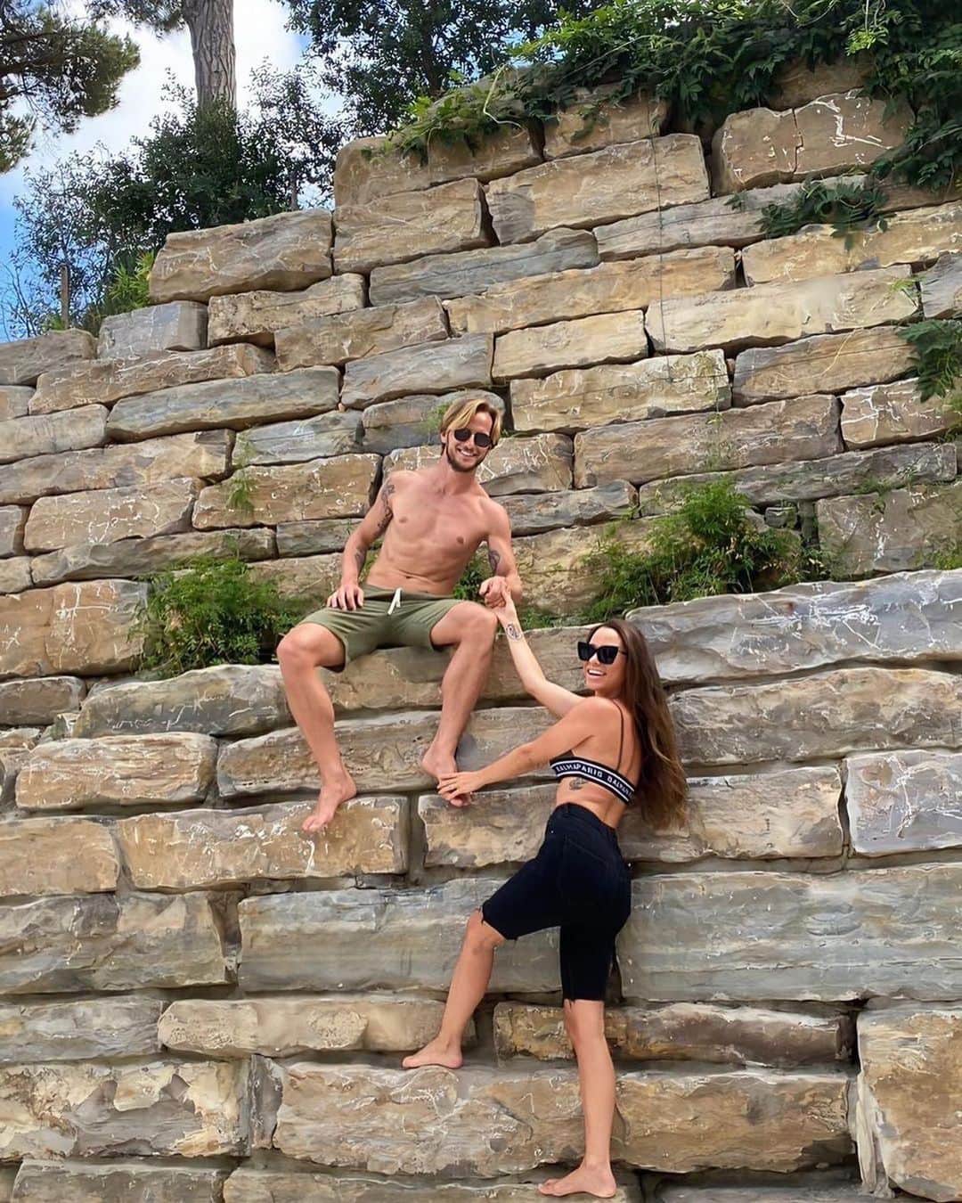 イヴァン・ラキティッチのインスタグラム：「El amor es...❤️ Ganar cualquier batalla juntos.🏁❣️ @raquel_mauri #teamo #raquelmauri #ivanrakitic #vacaciones #siemprejuntos #lafamiliaunidajamásserávencida」