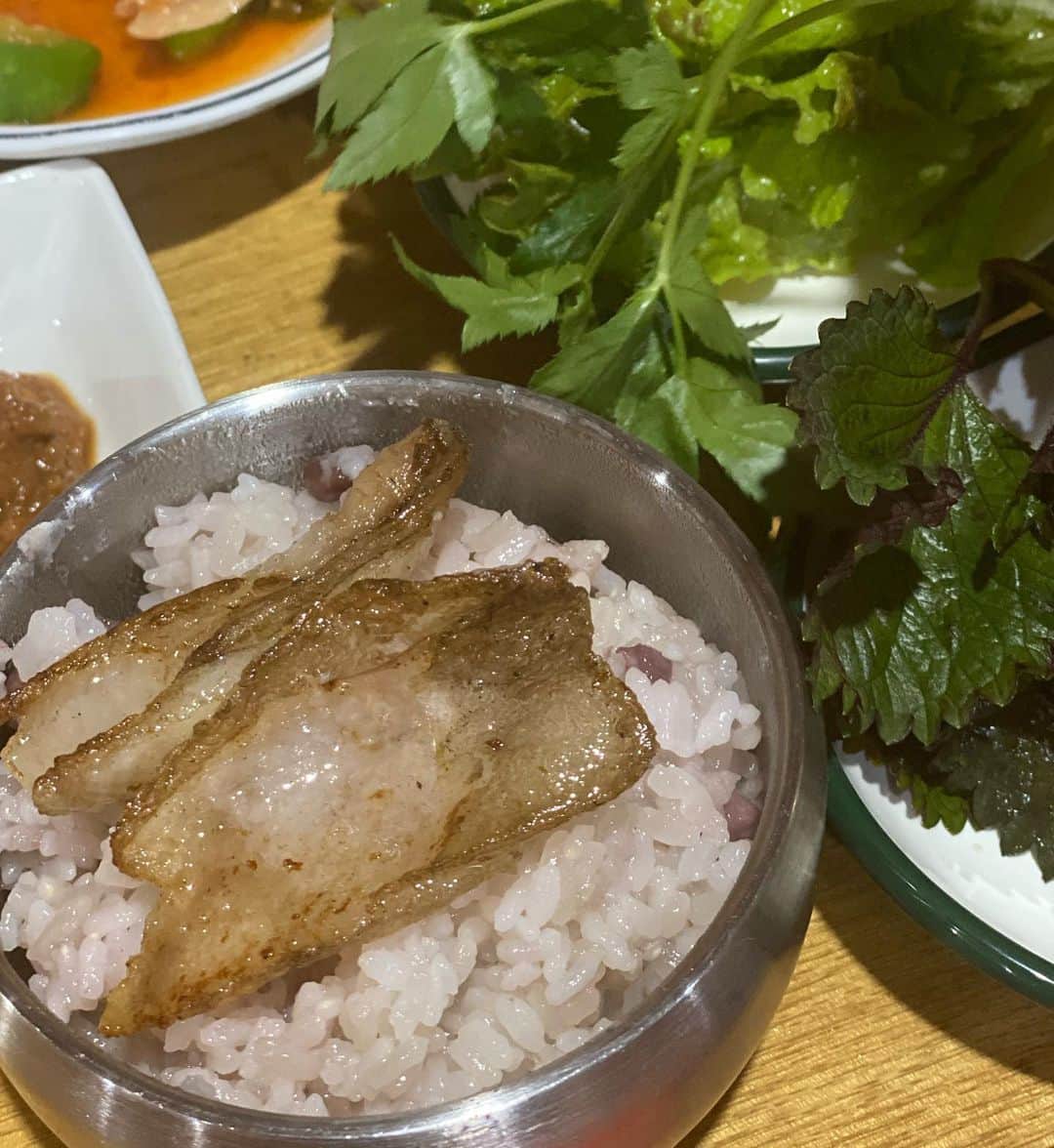 ピョン･ジョンスさんのインスタグラム写真 - (ピョン･ジョンスInstagram)「쌈을 이렇게 많이 먹을꺼에요 뒤 텃밭에서 따온 싱싱한야채!  돼지 🐷가슴살과 특수부위 너희위해 1시간을 달려왔다!! #변기사자처!  고기먹을때도 수소수랑  소화잘된다  #내몸은내가챙긴다! 여기 예약하기 진짜 힘듬 !!  #이문안짚불쌈밥  주말만 하신다니 슬픔🙊」7月26日 19時41分 - hoyatoya