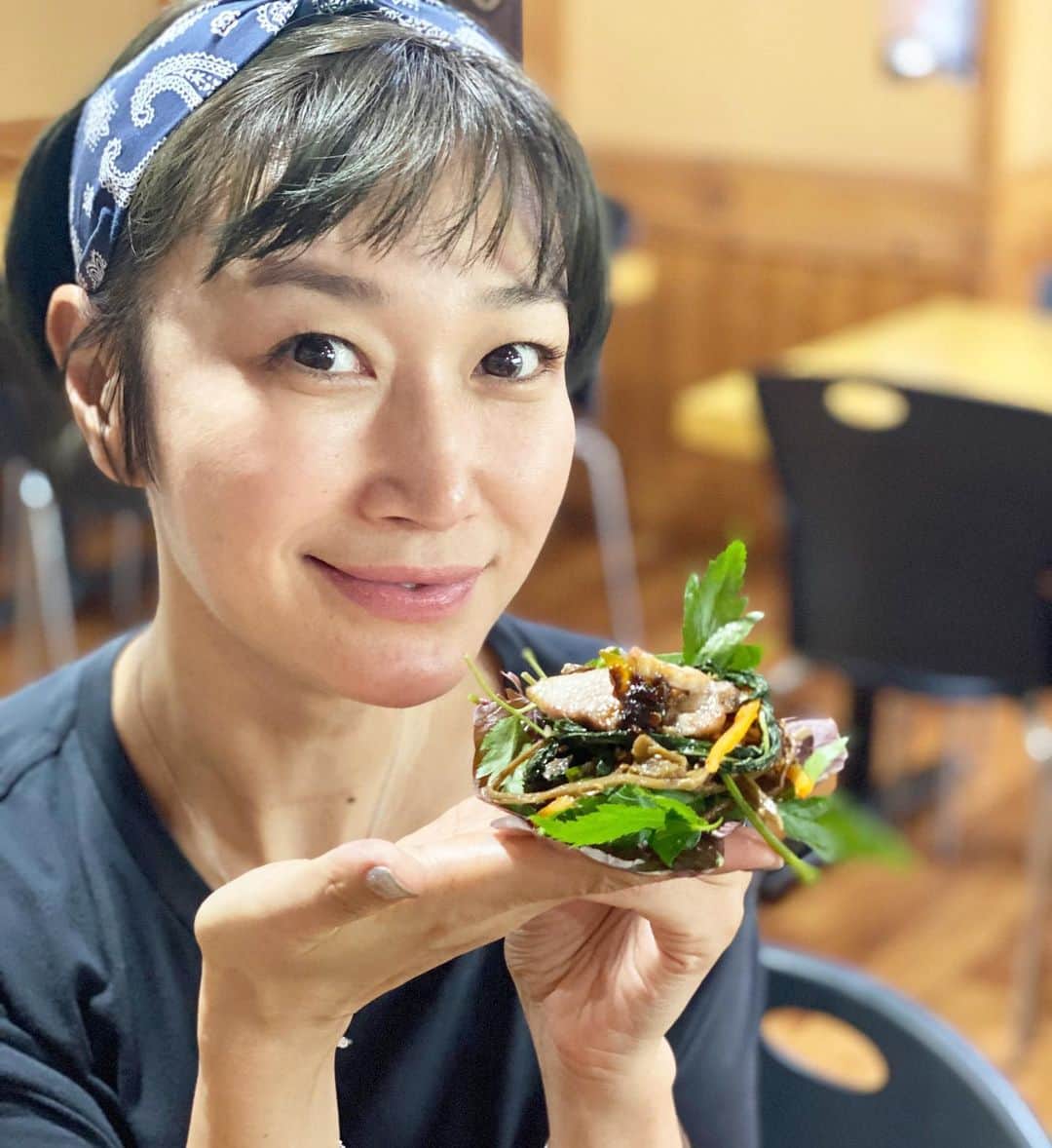 ピョン･ジョンスさんのインスタグラム写真 - (ピョン･ジョンスInstagram)「쌈을 이렇게 많이 먹을꺼에요 뒤 텃밭에서 따온 싱싱한야채!  돼지 🐷가슴살과 특수부위 너희위해 1시간을 달려왔다!! #변기사자처!  고기먹을때도 수소수랑  소화잘된다  #내몸은내가챙긴다! 여기 예약하기 진짜 힘듬 !!  #이문안짚불쌈밥  주말만 하신다니 슬픔🙊」7月26日 19時41分 - hoyatoya