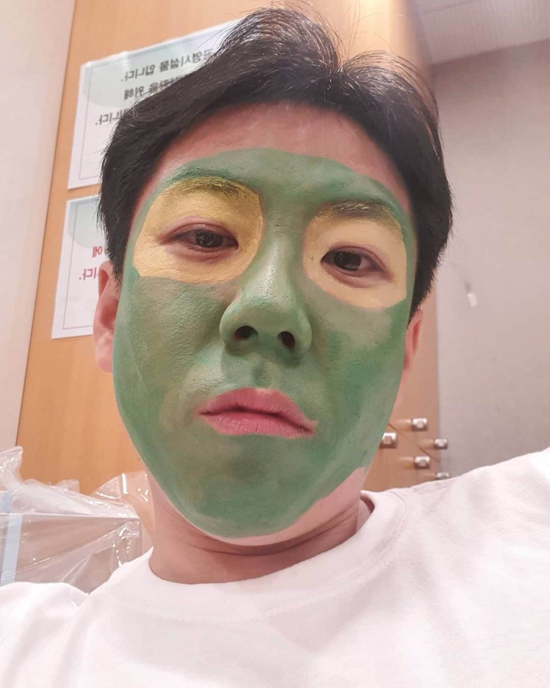 のインスタグラム：「#랜선극장초이스 표정은진지하게~ #코미디빅리그 잼있게 보세요^^ ㅋ」
