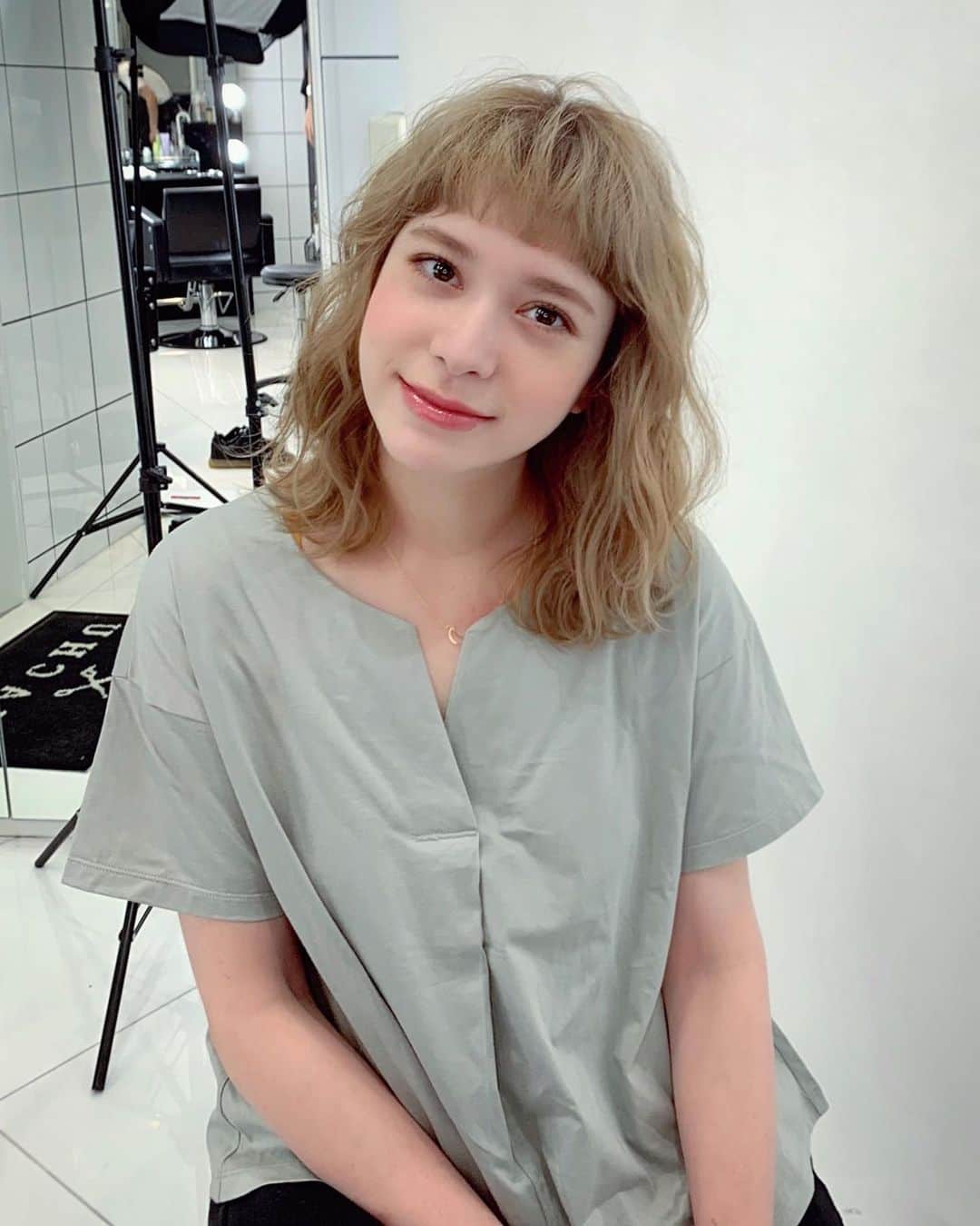 のインスタグラム：「なんだか今日も降ったり止んだりですなぁ🥺☔️雨でも毎日5キロは歩くの続けてるよー✨🌳  今日は美容院行ってきた🤗　@shachu_hair @moriyoshi0118  カラーちょっとトーンダウンして前髪も切ったよ✂️😇トリートメントもしてもらって生き返った😂💕  #ダイエット　#diet #ダイエット記録　#162cm #163cmダイエット  #ヘアサロン #美容室　#外国人風ヘアー #外国人風カラー #サロモ　#小顔効果 #美容  #スキンケア  #美容好き #美容女子  #美活 #美容好きな人と繋がりたい #美容大好き #肌質改善 　#髪質改善　#pr #金髪　#外国人モデル #サロンモデル #撮影依頼募集中 #髪色 #髪型 #髪 #ヘアカラー #ヘアスタイル」