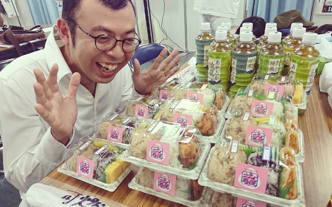のインスタグラム：「ジョイマン高木くん！大量の食糧に興奮して、食べだめしてこの夏を越そうとしないで(*^^*)  みんなのやつやから１人で全部食べないでね♪  #食糧 #おにぎり #夜ご飯 #笑顔 #お仕事 #レギュラー松本 #あるある探検隊 #ジョイマン #ジョイマン高木 くん」