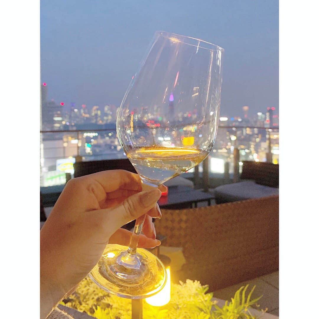 のインスタグラム：「🍷 ゆりちゃんと😌❤️ いろいろカクテルの名前覚えたのに、 今思い出せるのはAlexanderだけ😀💧  #celavitokyo #飲みかけのワイン #ポテト3個頼んだ」