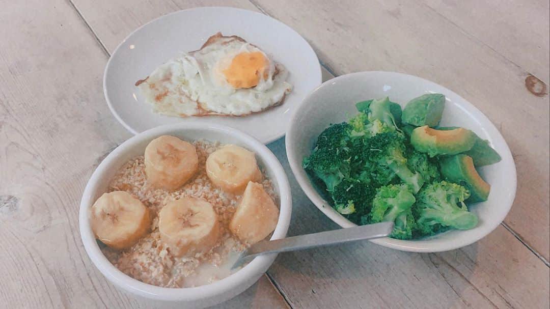 西本ヒカルのインスタグラム：「my favorite breakfast🍴🌹 ・ ★バナナはちみつ豆乳オートミール ★ブロッコリー アボカドサラダ ★目玉焼き」