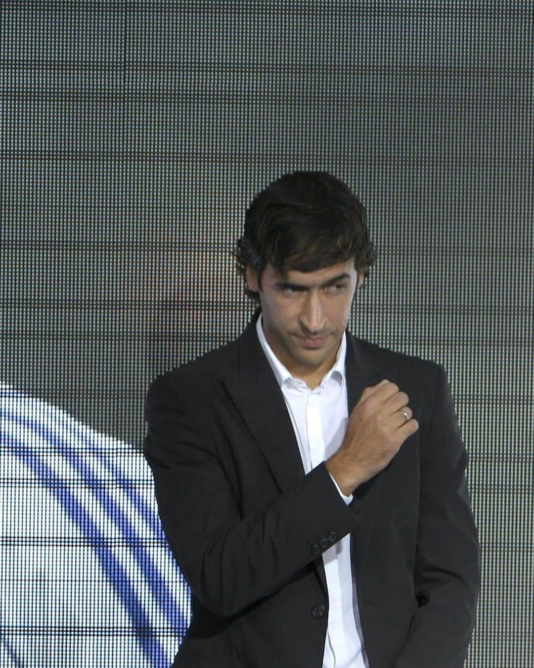 LFPさんのインスタグラム写真 - (LFPInstagram)「😢💜 A TRUE LEGEND said goodbye. #OnThisDay 🔟 years ago, @raulgonzalez had a special farewell at Santiago Bernabéu! 🔙 • 😢💜 Una verdadera LEYENDA decía adiós. ¡#TalDíaComoHoy hace 🔟 años, #Raúl se despedía del @realmadrid y del Santiago Bernabéu! • #RealMadrid #LaLiga #LaLigaSantander #LaLigaHistory #Football」7月26日 20時00分 - laliga