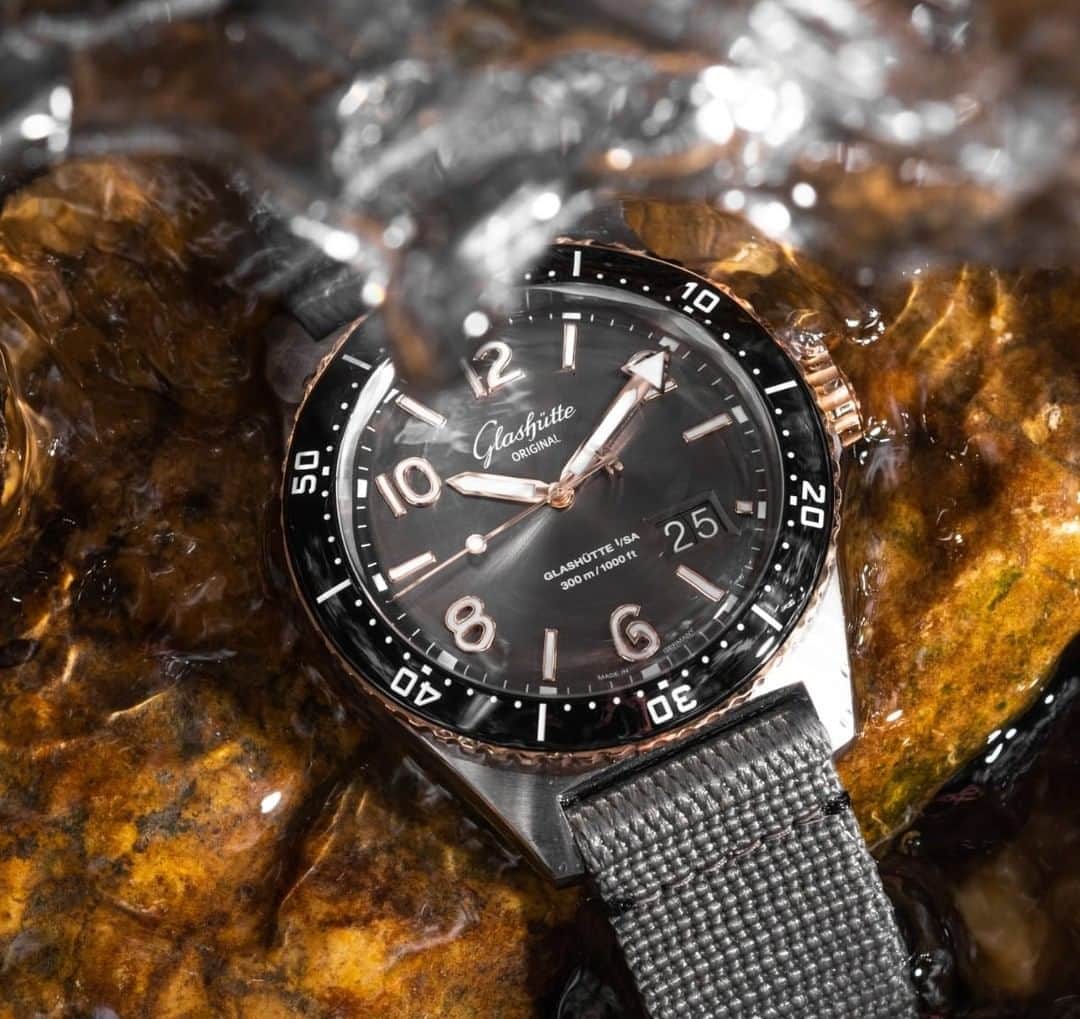 のインスタグラム：「True versatility — supremely engineered⁠ ⁠ Adapting to all circumstances takes more than sheer beauty. Characterized by perfect legibility, robust and shock-resistant construction, high rate precision and sporty elegance, every SeaQ Panorama Date is crafted to a Glashütte Original trademark: the manufactory's singular standards of quality. Tested in-house and in line with German and international standards for divers’ watches, the SeaQ Panorama Date is ready for any type of adventure.⁠ ⁠ #GlashütteOriginal #GlashuetteOriginal #SeaQ #SeaQPanoramaDate #PanoramaDate #divewatch #watchdesign #madeingermany #watchmakingart #wotd #instawatch #watchesofinstagram #vintageinspired #greydial #diverswatch ⁠」