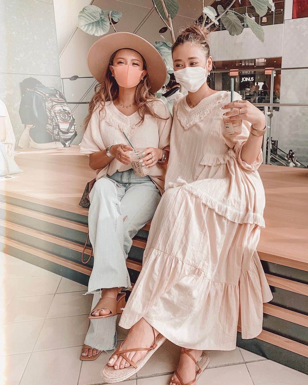 ✷kana✷のインスタグラム：「🤍🤍🤍 . . @sandlessmoon  fringeリンク〜👯‍♀️ ひさびさに一緒にshopping たのしいでしたーー！！ . 来月は夢の国♡ チケット取れてよかった〜ん♡ . #sandlessmoon」