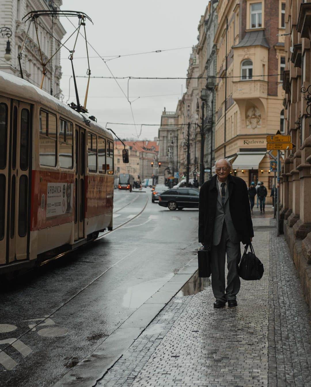 Putri Anindyaのインスタグラム：「a nostalgia about Prague // ⁣ ⁣ moments from the street after the rain in Prague ☔️. I remember I was freezing for the whole 4 days. Sometimes i can’t feel my finger and lost some incredible moments because of the cold. It was in last January and it supposed to be snowing but it didn’t. I was a little sad but the beauty of this city in the rain cheer me up. But again, it was cold. Right now i even can’t stand the cold from the AC and it makes me wonder how the hell i spent winter in Europe last time? 🥶 ⁣ ⁣ So how’s everyone doing? ⁣ Hope you’re all safe and healthy!⁣ ⁣ ⁣ the last video soundtrack : rain by wüsh」