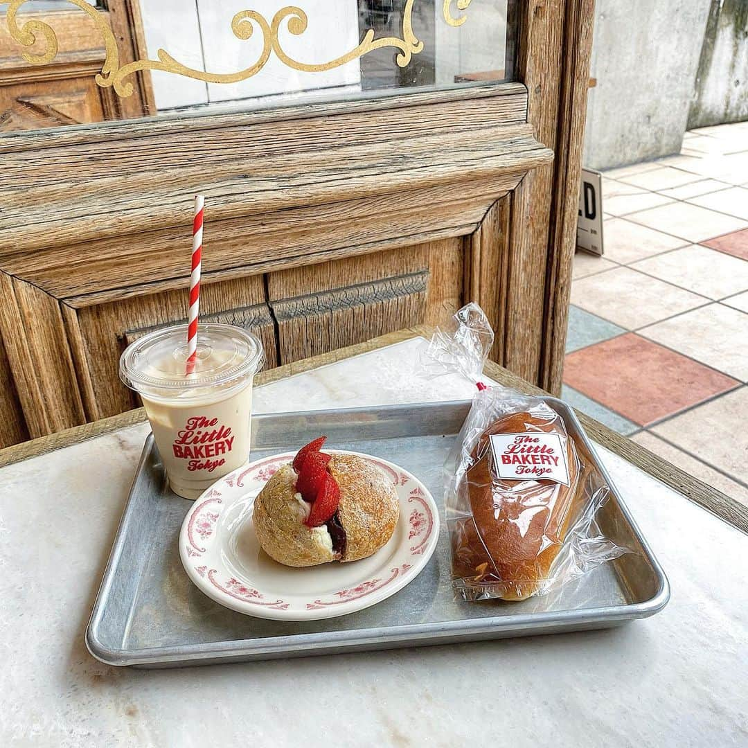 あやちゃんさんのインスタグラム写真 - (あやちゃんInstagram)「晴れた日にオススメ☀️@thelittlebakerytokyo 🥯🥨 明治神宮前から5分の 可愛すぎなパン屋さん☁️🌷 湿気で髪の毛終わったからお団子アレンジでなんとか耐えた🤣 #thelittlebakerytokyo  #thelittlebakery  #ザリトルベーカリートーキョー  #パン屋 #パン屋巡り  #明治神宮前 #原宿カフェ  #原宿  #表参道カフェ #明治神宮前カフェ #表参道ランチ #表参道スイーツ #表参道映え #表参道カフェ  #カフェ巡り #テラス席 #東京カフェ #カチューシャ #カチューシャアレンジ #おだんごヘア #おだんごアレンジ #お団子ヘア #ワンピース #ワンピースコーデ #韓国ファッション #オフショル」7月26日 20時04分 - aya.you.love.r