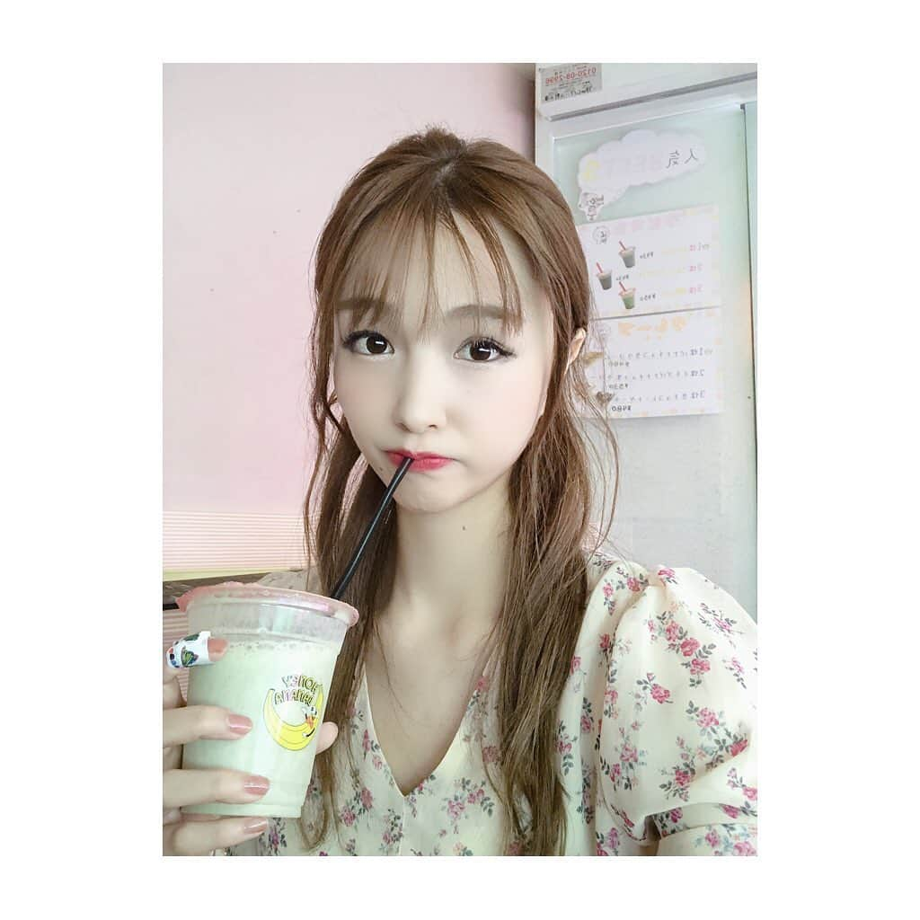 相田瑠菜さんのインスタグラム写真 - (相田瑠菜Instagram)「我らがゆきおchan🍌の﻿ 先日リニューアルオープンした﻿ バナナジュース屋さんへ﻿ お邪魔しました🐒💗✩.*˚﻿ ﻿ カフェ巡りを久々にした気分で﻿ リフレッシュ出来ました🥺✨💕﻿ 私はノーマルのバナナジュースを﻿ 注文してすぐ飲み終わってしまって✩.*˚﻿ 青汁バナナの2杯目も頂きました！笑﻿ (飲みすぎw)﻿ 青汁バナナがオススメです🌱💕﻿ ﻿ お近くへお寄りの方は﻿ 是非テイクザハニーへ🐝⋆︎*ﾟ∗🐝♥️﻿ ﻿ #バナナジュース #バナナジュース専門店  #テイクザハニー八王子店 #八王子カフェ #立川カフェ #カフェ巡り #カフェ好きな人と繋がりたい #東京カフェ巡り #東京カフェ  #ジュース #ジュースクレンズ #バナナ #🍌 #インスタ映え #映えカフェ #BANANA #바나나 #followｍe #followers #follow #love #happy #cafestagram #cafemode #cute #tokyo #smile #liketime #liker #japan_of_insta」7月26日 20時04分 - _aina_official