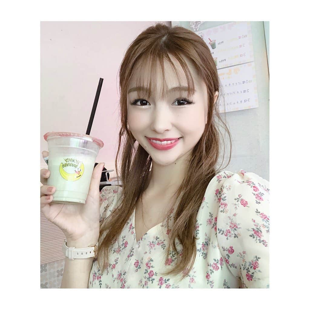 相田瑠菜さんのインスタグラム写真 - (相田瑠菜Instagram)「我らがゆきおchan🍌の﻿ 先日リニューアルオープンした﻿ バナナジュース屋さんへ﻿ お邪魔しました🐒💗✩.*˚﻿ ﻿ カフェ巡りを久々にした気分で﻿ リフレッシュ出来ました🥺✨💕﻿ 私はノーマルのバナナジュースを﻿ 注文してすぐ飲み終わってしまって✩.*˚﻿ 青汁バナナの2杯目も頂きました！笑﻿ (飲みすぎw)﻿ 青汁バナナがオススメです🌱💕﻿ ﻿ お近くへお寄りの方は﻿ 是非テイクザハニーへ🐝⋆︎*ﾟ∗🐝♥️﻿ ﻿ #バナナジュース #バナナジュース専門店  #テイクザハニー八王子店 #八王子カフェ #立川カフェ #カフェ巡り #カフェ好きな人と繋がりたい #東京カフェ巡り #東京カフェ  #ジュース #ジュースクレンズ #バナナ #🍌 #インスタ映え #映えカフェ #BANANA #바나나 #followｍe #followers #follow #love #happy #cafestagram #cafemode #cute #tokyo #smile #liketime #liker #japan_of_insta」7月26日 20時04分 - _aina_official