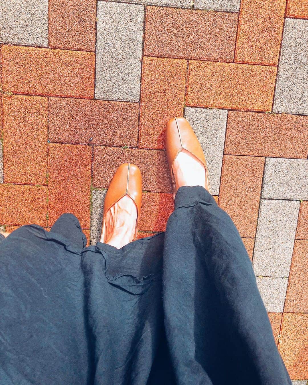 関口未来さんのインスタグラム写真 - (関口未来Instagram)「148センチ　ママコーデ🤱 ブラックのボリューミーなティアードワンピに、バブーシュ🥿で、🐶👶お散歩🚶‍♀️ . dress... @chocoa_official  shoes... @outletshoes_official  . 首に巻いたスカーフはどこかデパートで購入したものでトロピカル柄🍍 ワンピは授乳口があるので、便利ちゃんです♡ . .  . #ママコーデ #男の子ママ  #新米ママ #新米ママと繋がりたい  #産後5ヶ月  #男の子baby  #chocoa #授乳ワンピ #愛犬のいる生活  #おしゃれさんと繋がりたい  #outletshoes_life  #アウトレットシューズ #boymom  #読モ #outletshoes #今日のコーデ #ootd #コーディネート #mamagirl #millymilly #たまひよメイト #たまひよ公式グラマー  #読者モデル #おちびコーデ  #148cmコーデ  #親バカ部  #低身長コーデ #フォロワー募集中」7月26日 20時09分 - miki.sekiguchi_x