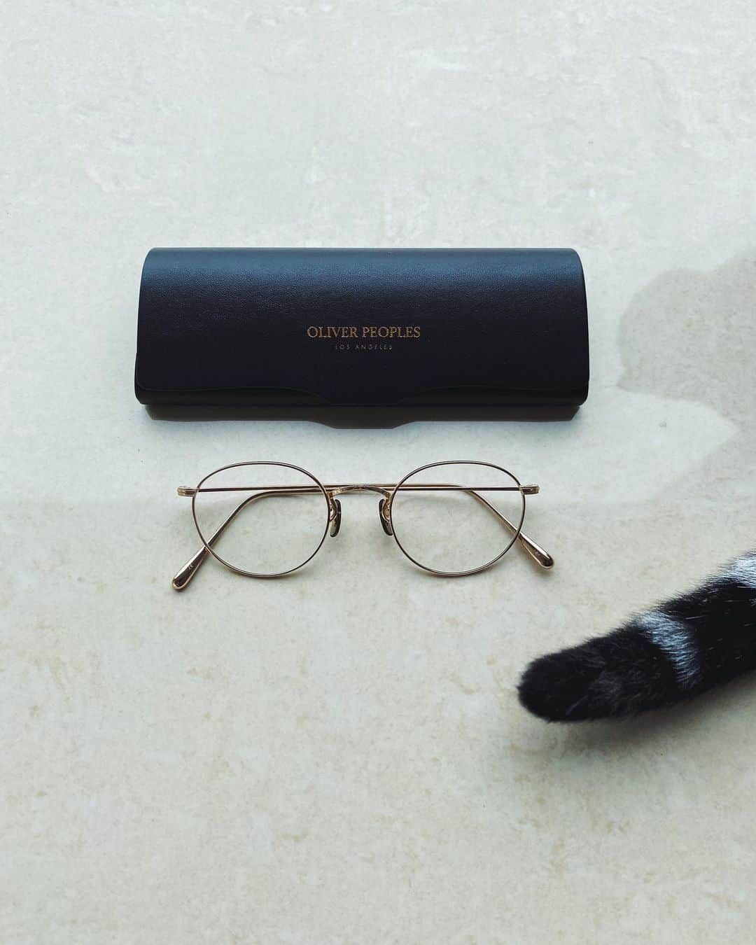 片山良平のインスタグラム：「前にストーリーであげた眼鏡👓  #オリバーピープルズ  made in JAPANの方が軽くておすすめです！  #メガネ #olverpeoples #いつも #さりげなくジャマする #🐈」