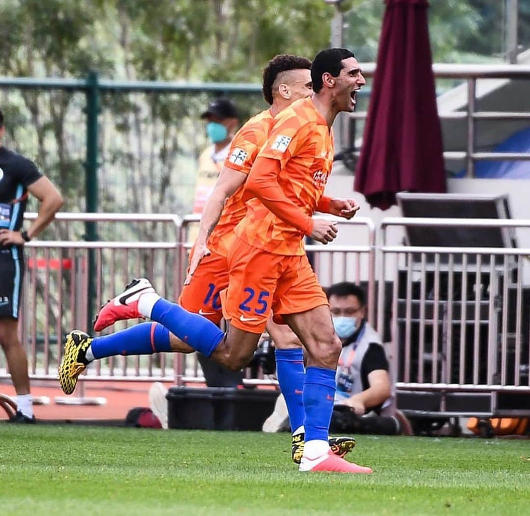 マルアン・フェライニのインスタグラム：「First game of the season ... good win #jobdone#3points ⚽️ ⚽️ ⚽️ @lunengtaishan」