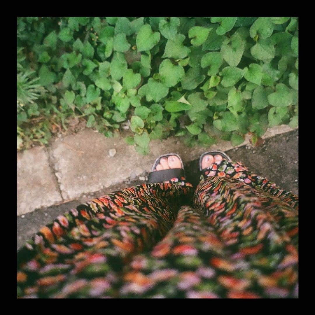 美山加恋のインスタグラム：「たまーに着るサロペットと ちらっとみえるフットネイル  この服を着るときはちょっと冒険。」