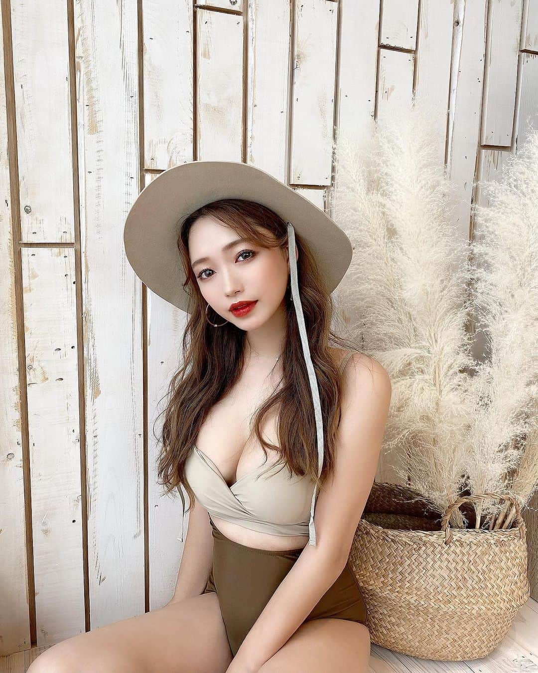 のインスタグラム：「. この前載せた水着👙 表はお腹部分ちょっとあいてるんだ💕 後ろリボンやけど 色味が茶系やで甘くなりすぎず👏🏻🧡 @amail_official のやお🌼 帽子は @rosebud_official_ 👒 . #水着 #バイカラー #ワンピース水着 #ブラウンコーデ #水着コーデ #amail #swimwear #onepieceswimwear」