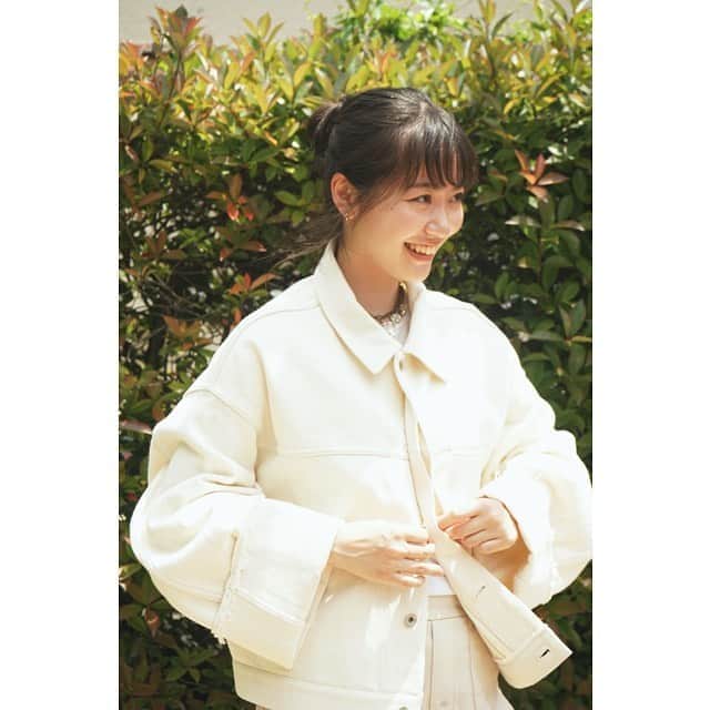 KUROのインスタグラム：「KURO × CHARLIE MAY アイテムの中でもとくに人気を誇る、甘織りデニムジャケット。  裄丈を長めに設定しており、大きく折り返して着ることで袖のほつれ加工がデザインのアクセントに。   丈はショート丈で肩はドロップショルダーになっており、着物の羽織りのようなゆったりとした抜け感のあるオーバーサイズのシルエットです。  CHORE DENIM JACKET using loose denim,which is especially popular among KURO x CHARLIE MAY items.  The long sleeves are folded back so that the cuffs are frayed for a design accent.  It has a drop shoulder and is an oversized silhouette with a effortless like a kimono haori.  ーChore Denim jacket One Wash /off whiteー   Size…1 Model... @blueingreen__ （160cm） Photo... @tsukeyakiba_  ------------------------------------------  KURO×Unfowld　ー現代の日常着の再定義ー  「本物を着る。文化を着る。」をコンセプトに, パリファッションウィークにて毎シーズンコレクションを発表している @kurodenim 。 デニムを中心としたベーシックなプロダクトを、 学生クリエイティブチーム @Unfowld が提案します。」