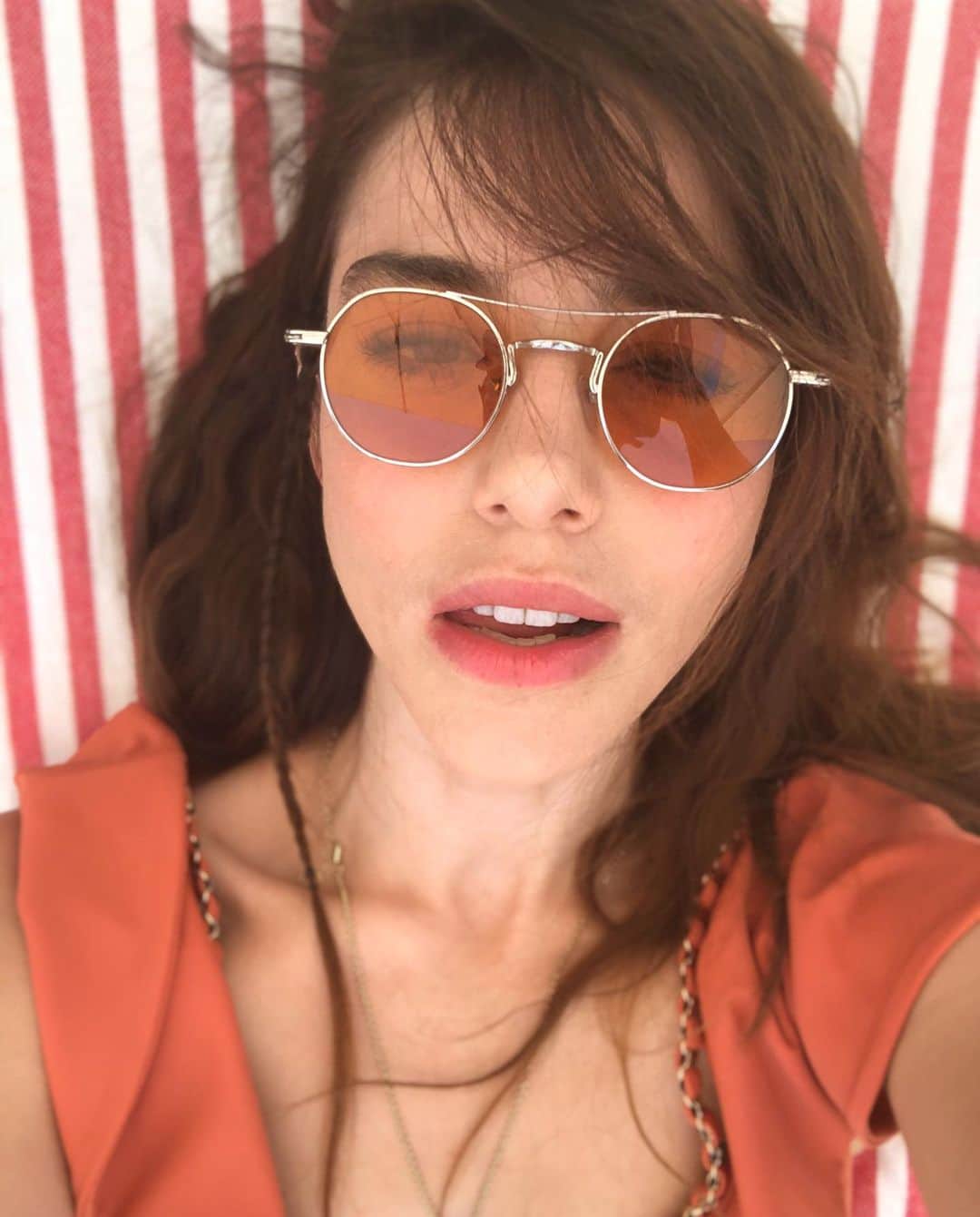Ozge Gurelのインスタグラム：「Hayat kısa, kahkuller uzuyor 🤷🏻‍♀️🎉🎉」