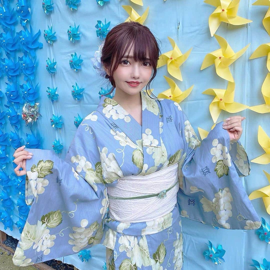 遠藤 玲奈 /endo renaのインスタグラム：「この浴衣とても好み🕊 服でもこうゆう色とか形ばっかり買っちゃうみたいのないですか？笑  来週から再開するみたいなのでチェックしてみてね🐳 #浴衣 #メゾンドフルール #インナーカラー #ヘアアレンジ #着物 #浴衣 #ヘアアレンジ #着物ヘア #浴衣ヘア」