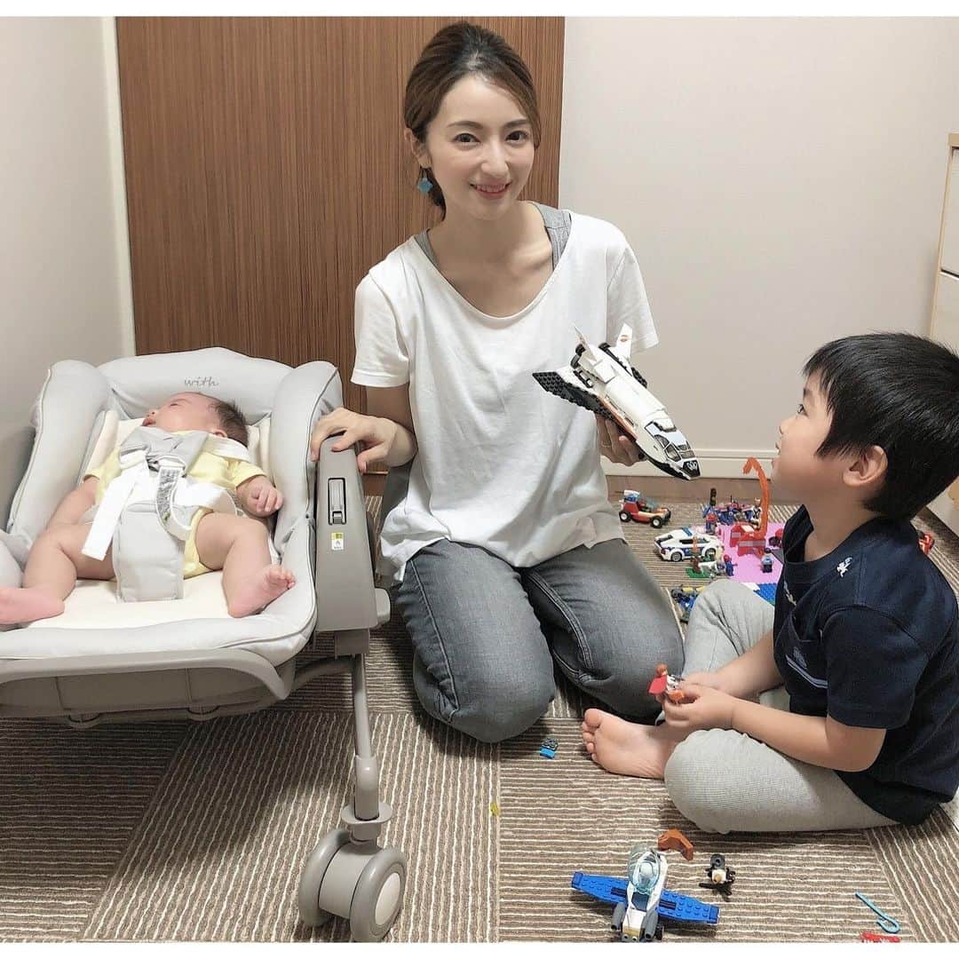 Mayuko Watanabe 渡辺真由子さんのインスタグラム写真 - (Mayuko Watanabe 渡辺真由子Instagram)「平日の2人育児•*¨*•.¸¸♬︎ 長男のレゴに付き合いながら、次男を寝かせたりおむつ変えたり、、 先日紹介したアップリカの『ユラリズム スマート プレミアム』は高さも簡単に変えられるので、料理を作ってる時は高くして、こういう時は低くして使っています😊✨ 先日『いつ1番使うか』という質問を頂いたのでここで回答します(  ˊᵕˋ )♡ 『ユラリズム スマート プレミアム』はごはん食べる時は椅子にもなるので長く使えますが、最も活躍するのは確実に〈退院直後から寝返りするまで〉です！ 寝返りが始まったらお昼寝している時は変わらず活用できますが、それ以外は使う頻度は減ります。 寝返りする前は常に寝かせておいて移動もそのままできるのでとっても便利(*´︶`*)♡ 使いたいと思ったら、退院直後から使うために生まれる前から用意しておくことをおすすめします❁✿✾  @aprica.jp_official  #アップリカ#ユラリズム#ユラリズムスマート#ハイローチェア#mama#ママ#出産#新生児#子育て中#男の子ママ#二児ママ#カジュアルコーデ#ママコーデ#令和2年ベビー#5月生まれ#新米ママと繋がりたい」7月26日 20時22分 - watanabe_mayuko