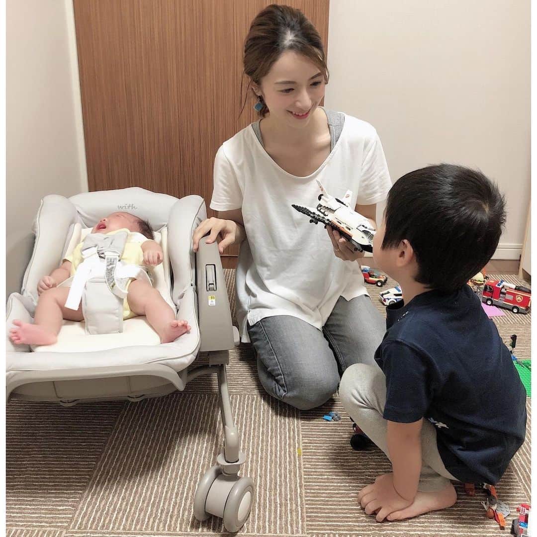 Mayuko Watanabe 渡辺真由子さんのインスタグラム写真 - (Mayuko Watanabe 渡辺真由子Instagram)「平日の2人育児•*¨*•.¸¸♬︎ 長男のレゴに付き合いながら、次男を寝かせたりおむつ変えたり、、 先日紹介したアップリカの『ユラリズム スマート プレミアム』は高さも簡単に変えられるので、料理を作ってる時は高くして、こういう時は低くして使っています😊✨ 先日『いつ1番使うか』という質問を頂いたのでここで回答します(  ˊᵕˋ )♡ 『ユラリズム スマート プレミアム』はごはん食べる時は椅子にもなるので長く使えますが、最も活躍するのは確実に〈退院直後から寝返りするまで〉です！ 寝返りが始まったらお昼寝している時は変わらず活用できますが、それ以外は使う頻度は減ります。 寝返りする前は常に寝かせておいて移動もそのままできるのでとっても便利(*´︶`*)♡ 使いたいと思ったら、退院直後から使うために生まれる前から用意しておくことをおすすめします❁✿✾  @aprica.jp_official  #アップリカ#ユラリズム#ユラリズムスマート#ハイローチェア#mama#ママ#出産#新生児#子育て中#男の子ママ#二児ママ#カジュアルコーデ#ママコーデ#令和2年ベビー#5月生まれ#新米ママと繋がりたい」7月26日 20時22分 - watanabe_mayuko