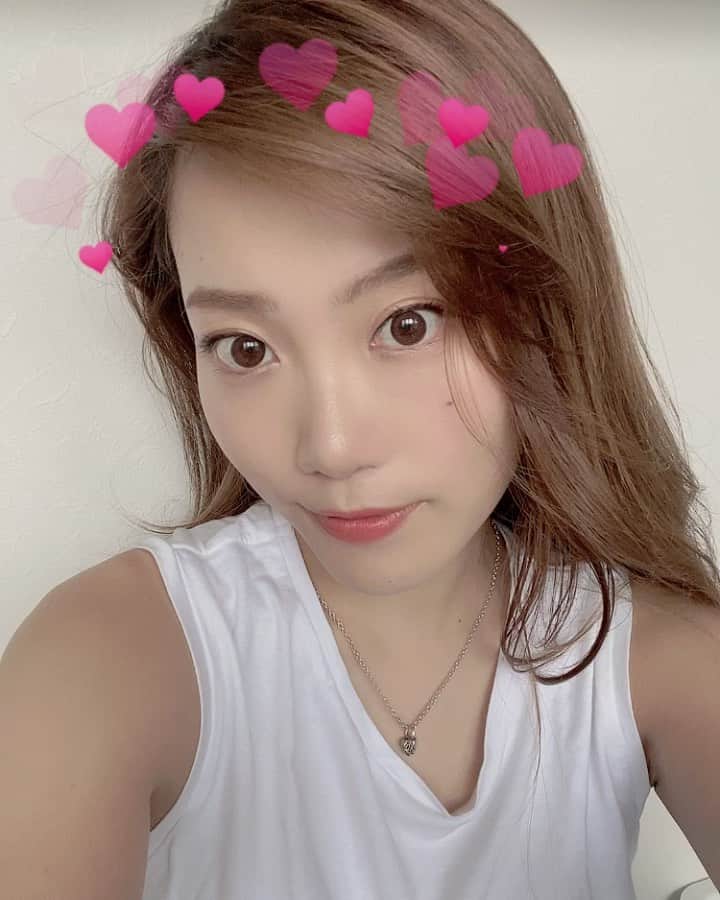 菜々香のインスタグラム：「最近は分けてるスタイル👩🏻‍🦰  前髪が伸びてきまして  突然降る雨と湿気で 鬼太郎みたいになりますので分けているのがいい気分！  。。。  ところで梅雨はそろそろ明けますか？？？  早く明けてほしいね🌂🌂🌂🌙  あーやっぱり  髪を全体的に切りたいです😋  迷います迷います 考え中！」