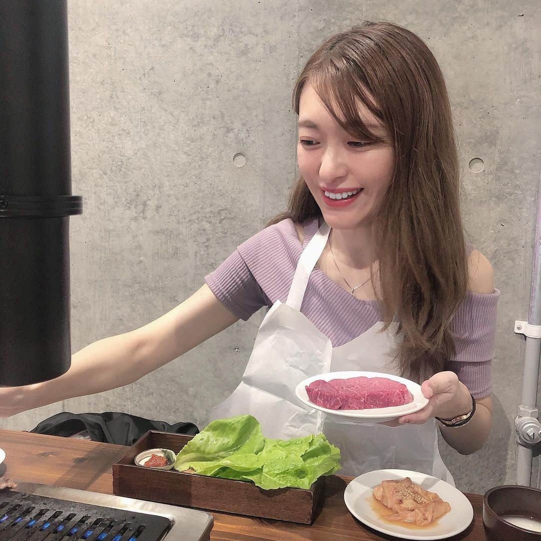 菊池かなこのインスタグラム：「. この火は恵比寿ディナー✨✨ . . 🍖 恵比寿 近江牛肉 恵比寿ホルモン部 @omigyunikten.ebisu.horumonbu . . 日本でも珍しい 滋賀の近江牛専門のお店🐮 . 近江牛の中でも特に品質の高い 「認証近江牛」のみを提供してくれます☺︎ . 近江牛は日本三大和牛の一つ 400年と日本で最も歴史の長い和牛で 江戸時代は徳川家へも献上されていたという 由緒正しき和牛🏯 . . この日食べた部位はこちら⬇︎ . ✔︎ユッケ 新鮮😍 ✔︎タン3種盛り (タン元,先,下) 贅沢なタン3種👅 好きなのは最高級のタンと言われているタン元🤍 タン元個人的には軽く焼いて、 少し生を残して食べるのが美味しかった ✔︎カルビ カルビ特有の重たさが無くてぺろっといけました サンチュ🥬と一緒に☺︎ ✔︎上ミノ ✔︎シンシン 5cmはあるかという分厚さ！ この日の一番お気に入りはこれ ✔︎ハラミ ✔︎牛すじカレー ピリ辛で何と言っても近江牛のコクが濃ゆく出てて最高の〆でした👌 ✔︎生マッコリ . . 近江牛すっかりファンになりました😍 . . 自粛期間明けの 5/18にopenしたばかりで まだあまりら知られていないので 早めに行くのがおすすめ✨ ランチもやっています🍽 . 近江牛とても美味しかったので みなさんにも食べてもらえると嬉しいです✨✨ . . 👚topsは @grl_official です✨✨ . . ୨୧┈┈┈┈┈┈┈┈┈┈┈┈┈┈┈┈┈୨୧ #近江牛#恵比寿#恵比寿グルメ#pr#グレイル #恵比寿ランチ#恵比寿ディナー #lineconomi#東京グルメ#東京デート #インスタ映え焼肉#東京カレンダー#東カレ倶楽部 #インスタグルメアワード2020#かなーなグルメ #カルビ#牛タン#ロース #食べログ#肉好き女子#東京焼肉#肉活女子 ウーミーPR」